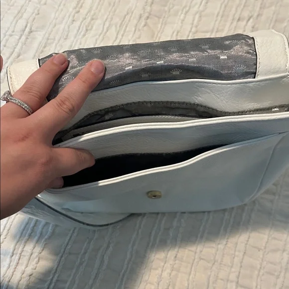 Juicy Couture White Bag with Gold Detail - Picture 6 of 9